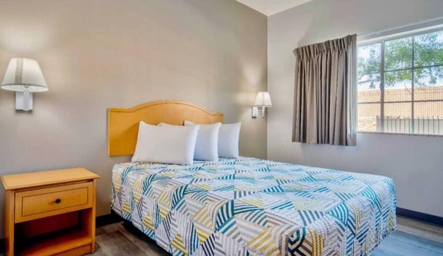 Studio 6 Bakersfield 1 Queen Bed | Smoki