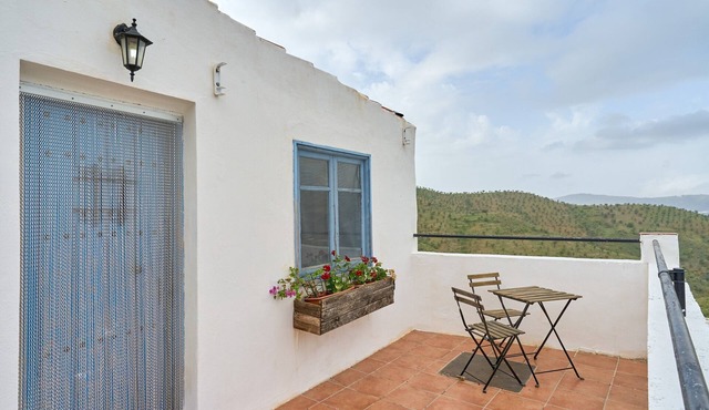 Studio Apartment 'The Vine' with Mountain View, Shared Pool and Wi-Fi