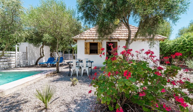 Studio 'Casita Estudio El Castaño' with Private Pool, Terrace & Wi-Fi