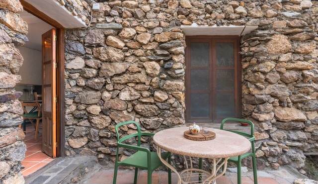 Studio 'Frida' with Mountain Views, Private Terrace and Wi-Fi