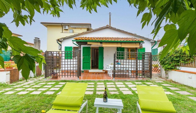 Stunning private villa for 4 people with WIFI, A/C, TV, patio and pets allowed