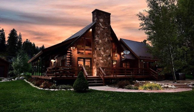 Stunning Riverside Cabin, Private Hot Tub, Spacious Yard, Grill