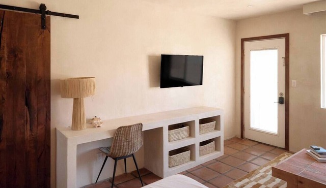Stylish Studio - Walk to the Beach!