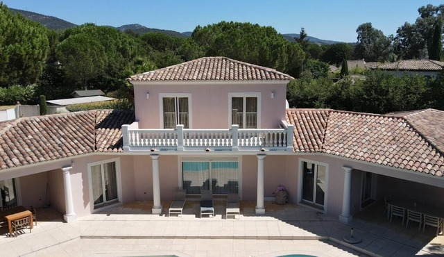 Superb villa with heated pool, view of Grimaud castle
