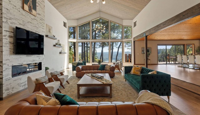 The Gathering Place! Sleeps 24, Lakeview, Pickleball, Hot tub, Game room