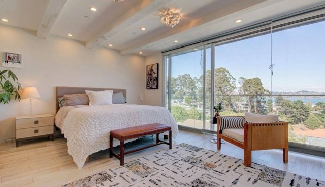 Tranquil townhome w/floor-to-ceiling bay view in charming Sausalito