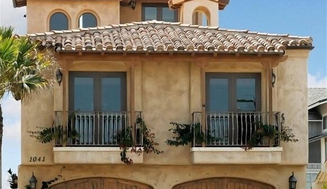 Tuscan Sol OceanFront with hot tub, pool table, 3 fireplaces at Mandalay Shores.