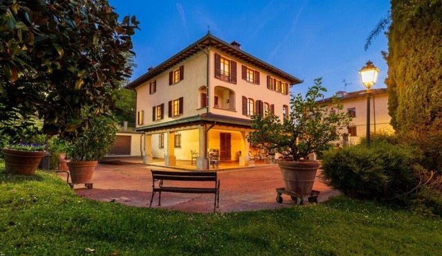 Tuscan Villa for 10, 5 Bedrooms, Garden & Hill Views Near Florence & Arezzo