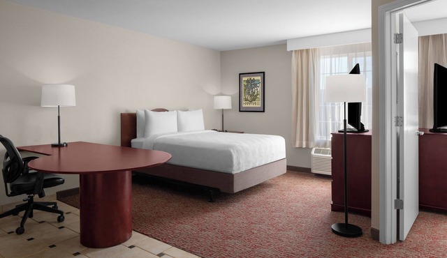 Ultimate Group Stay – 4 Suites w/Kitchen, Living Area & Free SFO Shuttle
