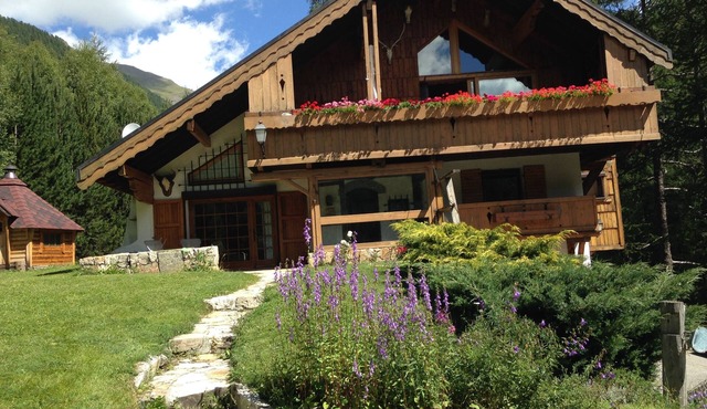 Very beautiful, spacious, comfortable chalet well oriented, facing south with garden.