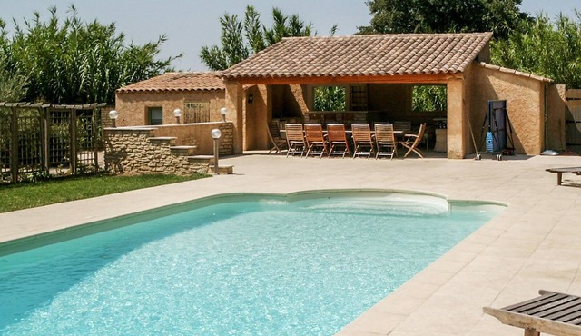 Very pleasant private villa with heated pool in the Luberon