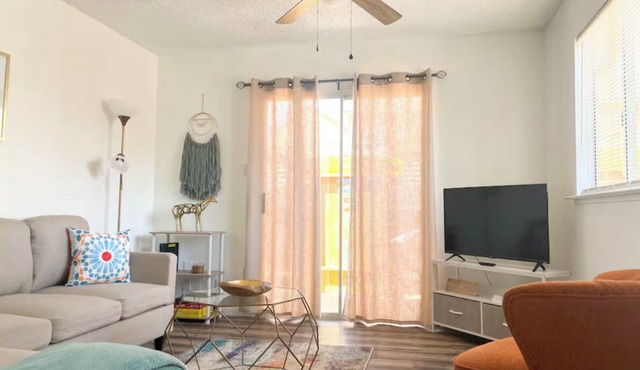 Vibrant & modern Coalinga home perfect for families or work trips! Enjoy a fully equipped kitchen, dedicated workspace with blazing-fast Wi-Fi, and a private patio. Walk to local shops & restaurants.