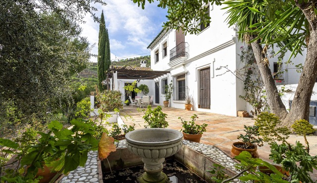 Villa and annexe with private pool and beautiful gardens