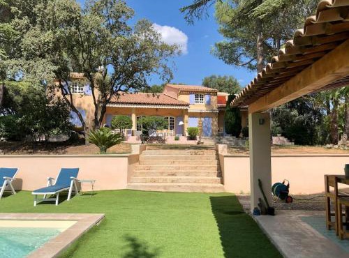 Villa Bois Romay dans le Luberon avec piscine, tennis et pétanque.
