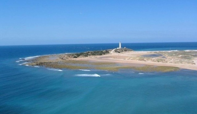 Villa in Los Caños de Meca of 1000m2 plot next to the field and the beach.