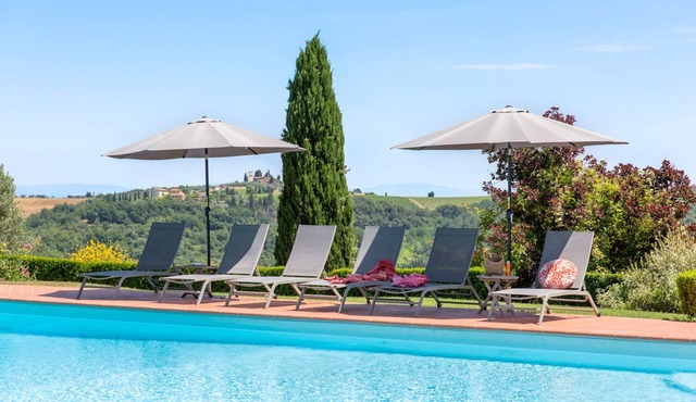Villa in the Florentine Chianti Region: 4 Bedrooms, Pool, and Views of the Hills