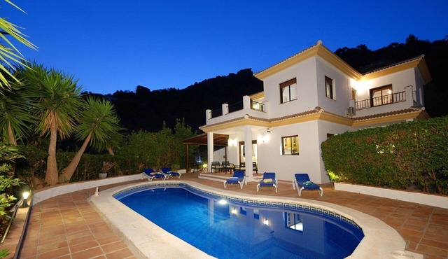 Villa Torcal 3, Heated pool , wifi, walk to bar! BBQ, Petfriendly