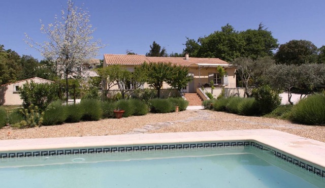 Villa with private pool facing the Luberon - by feelluxuryholidays
