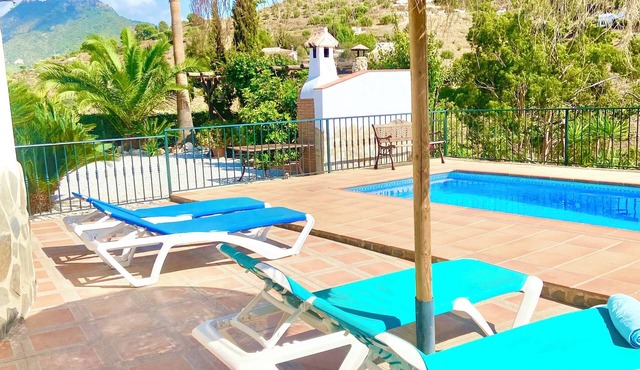 Villa With Heated Pool, AirCon, Spanish kitchen with pizza oven, free WiFi