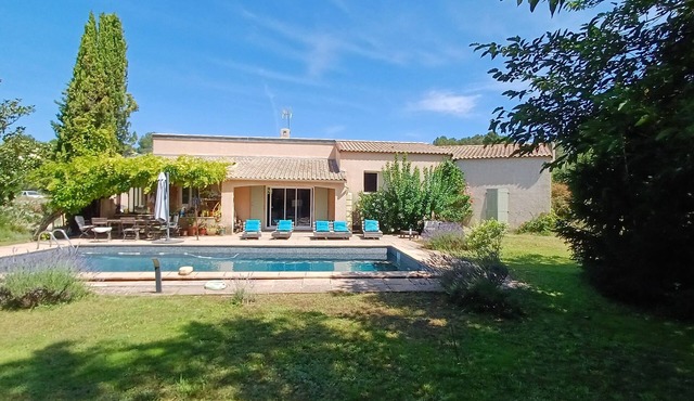 Villa with pool at the gateway to the Luberon. Large garden, beautiful spaces.