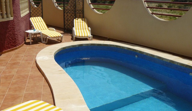 VILLA WITH PRIVATE AND SECURED SWIMMING POOL , 500m FROM THE SEA