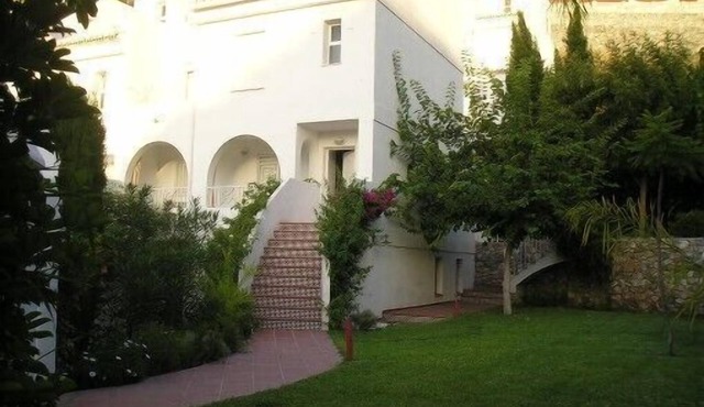 Villa with private tropical garden of 600 m². Swimming pool and tennis
