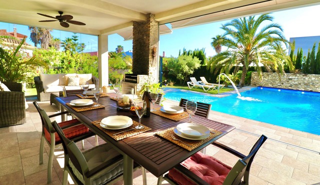 Villa with sea-view on an idyllic beach of Roche near various Golf Courses