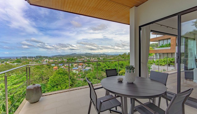 Villa With 5 Bedrooms for 10 Guests Overlooking Bangtao Five Minutes to Beach