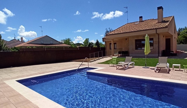 Vivienda Unifamiliar, con Piscina y Amplio Jardín. A 10 Minutos de Salamanca