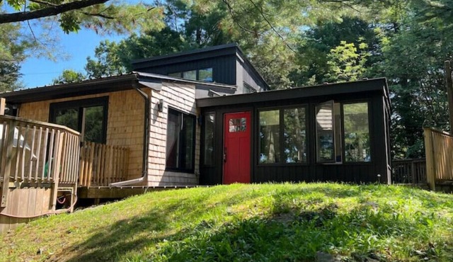 Waterfront Luxe 4 Bedroom home with its own hottub nn in Lansdowne
