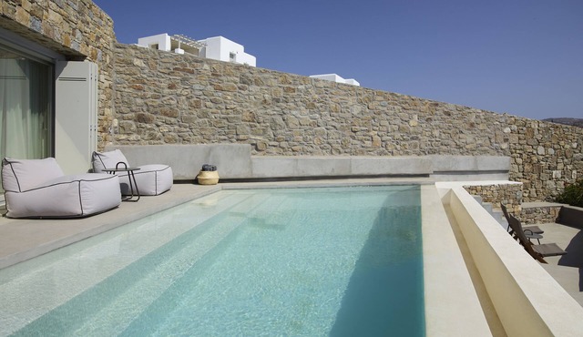 Wave18 Spacious,Luxurious,Contemporary,3 swimming pools,Gym,Spa,Sea View.