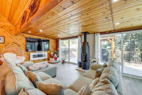 Wraparound Deck & Grill: Wrightwood Cabin Near PCT