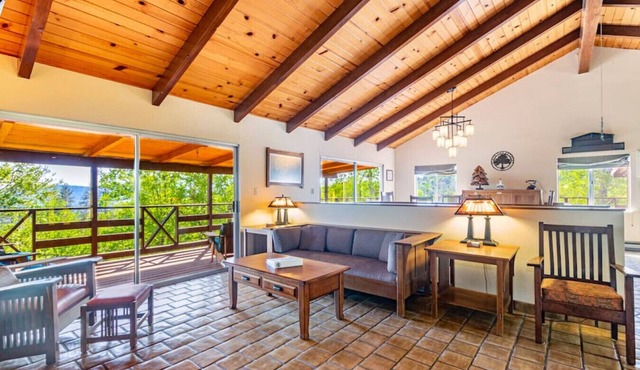 Yosemite 10-Acre Forest Villa with EV, Hot Tub, Game Room