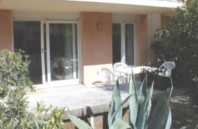Groundfloor apartment with southfacing terrace near the shops and beach