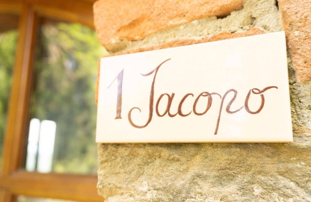 Jacopo' flat with shared pool in Rapale
