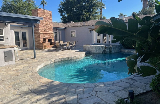 Palm Springs Oasis! Private, spacious, pool, spa, sauna shower!