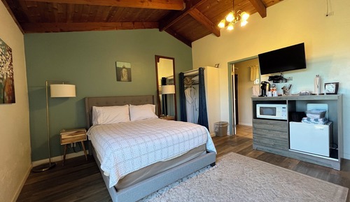 Standard Room, Queen Bed, Gas Fireplace, Ocean View