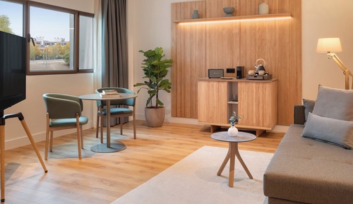 Junior Suite, The Level