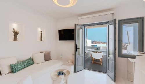 Deluxe Suite with heated Jacuzzi
