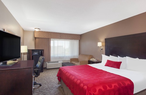 Raisin Hotel | Ramada by Wyndham Fresno North